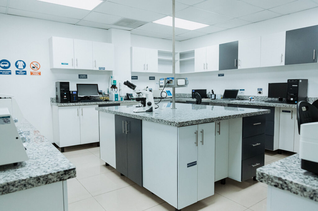 Análisis de dispositivos médicos y material médico quirúrgico en laboratorio certificado en Guatemala