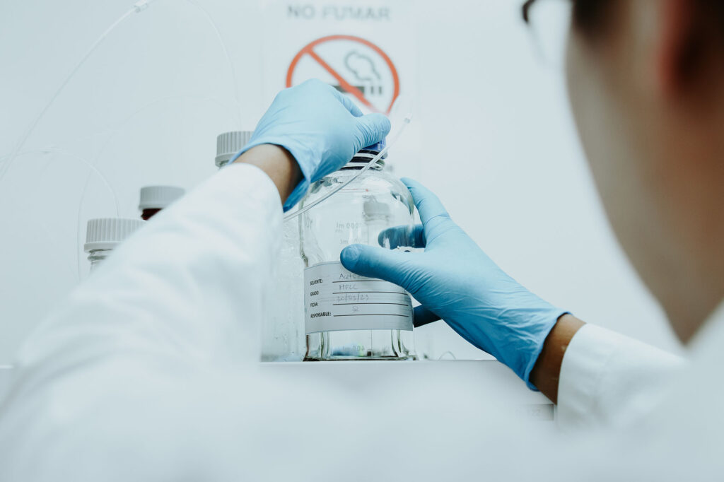 Especialista realizando análisis químicos farmacéuticos en laboratorio certificado en Guatemala